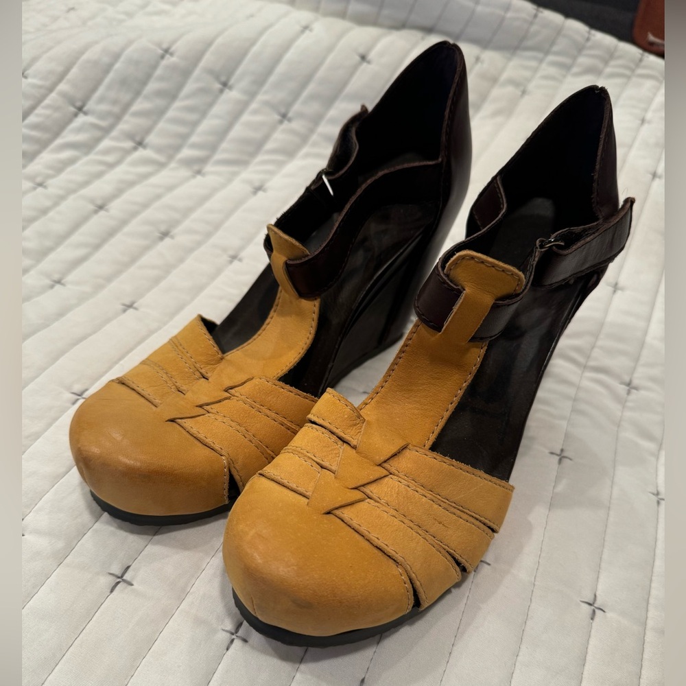 OTBT closed toe wedges